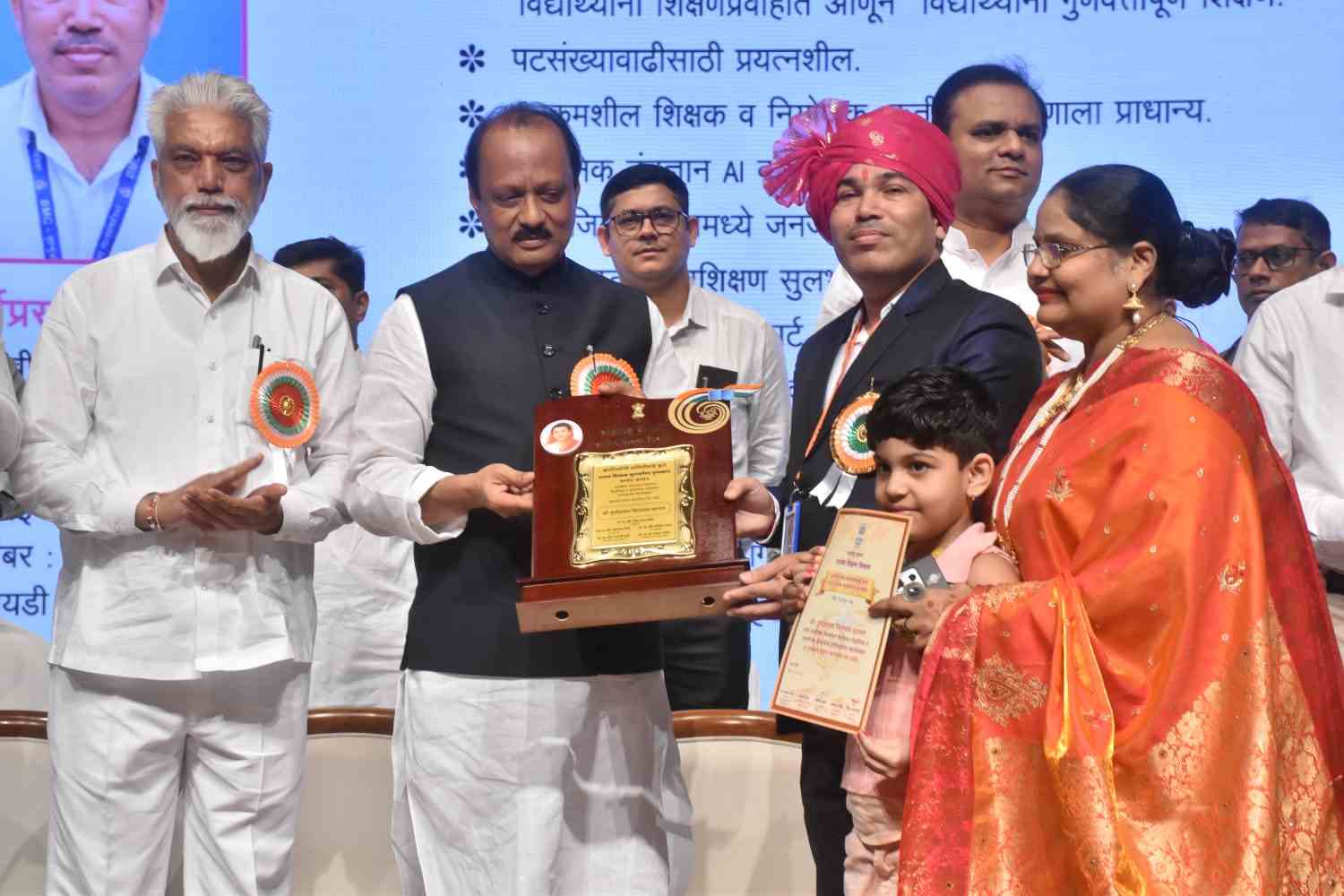 क्रांतिज्योति सावित्रीमाई फुले राज्य आदर्श शिक्षक पुरस्कार से दुर्गाप्रसाद  हटवार सम्मानित किया गया
